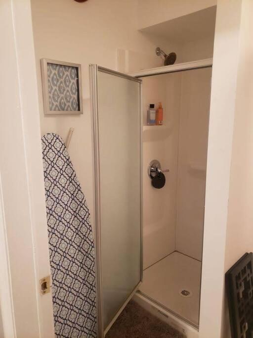 Entire 2-Bed Private Apt - Ewr/Nyc/Outlet Mall Newark Zewnętrze zdjęcie
